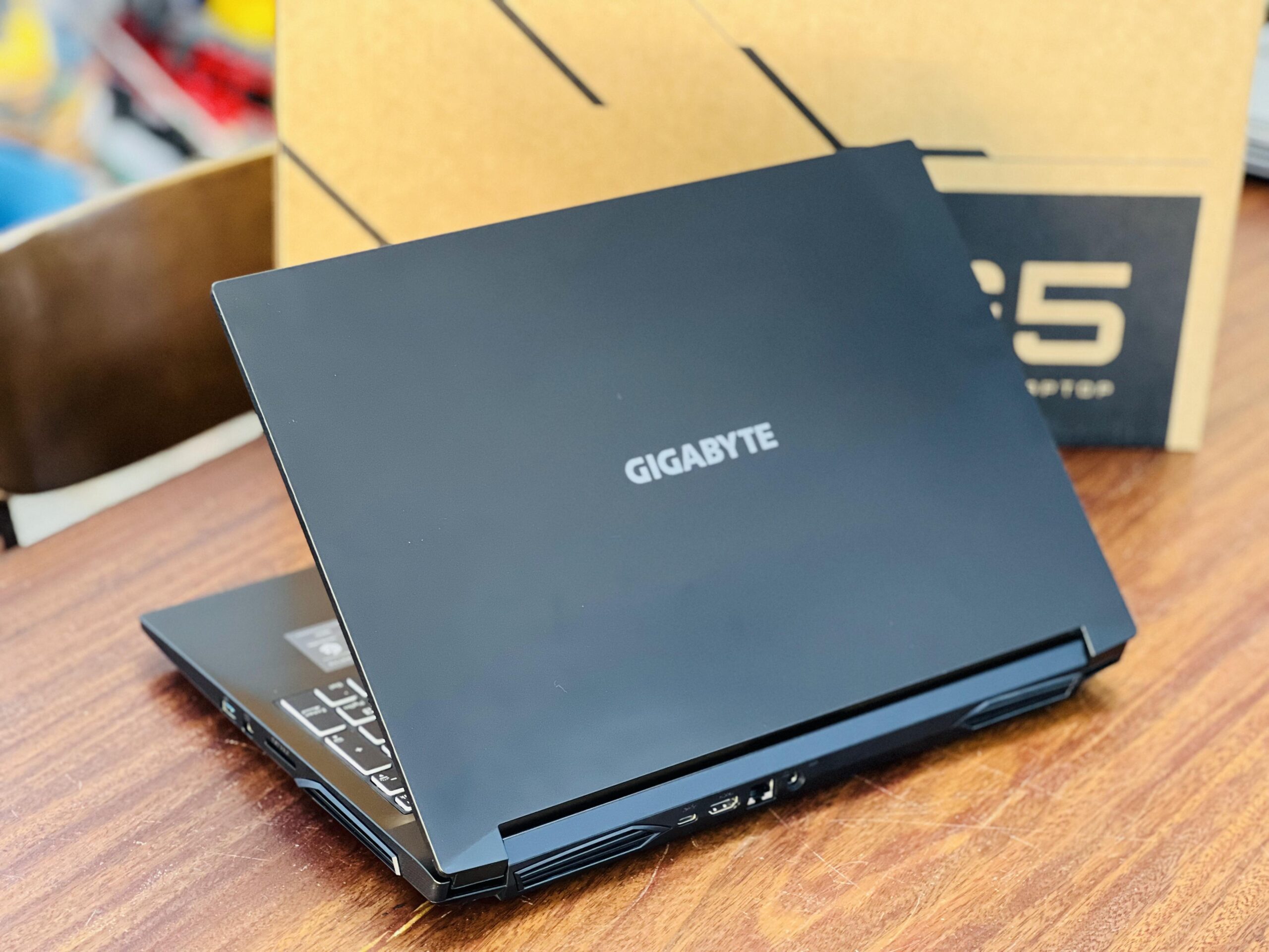 Gigabyte laptop achter